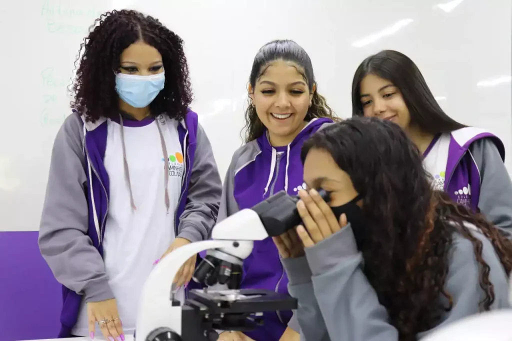 Alunas do colégio colinas na sala de laboratório