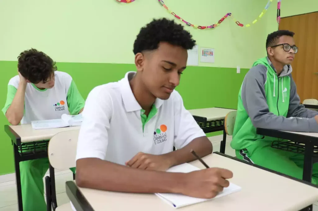 Alunos do caminhos estudando em sala de aula