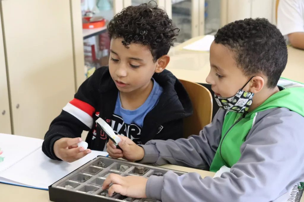 Alunos do colégio caminhos no laboratorio