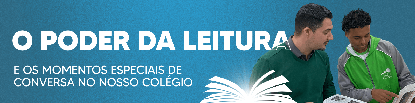 Professor e aluno fazendo atividade de leitura